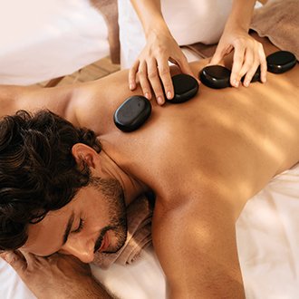 Découvrez les bienfaits des massages aux pierres chaudes chez SB Massage Sainte-Maxime